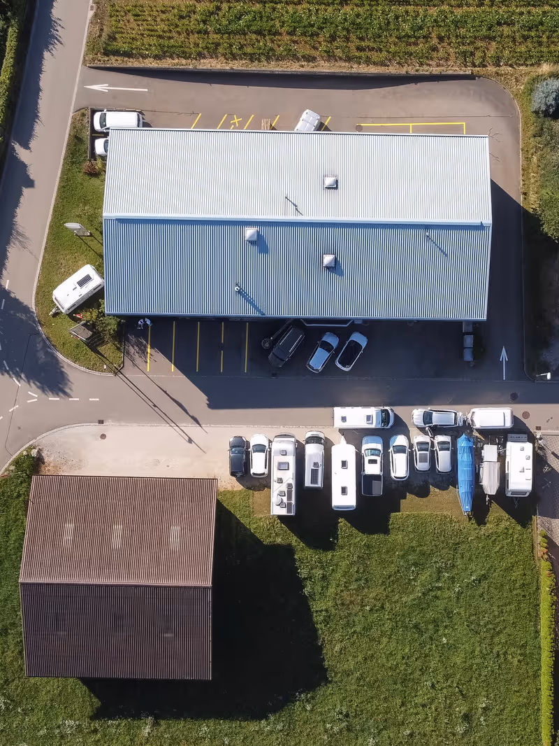 Mechaniker der Dorfgarage Lohn bei der Arbeit am Fahrzeug